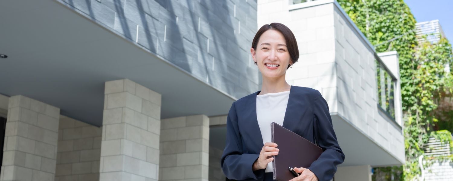 物件の内見の案内をする女性